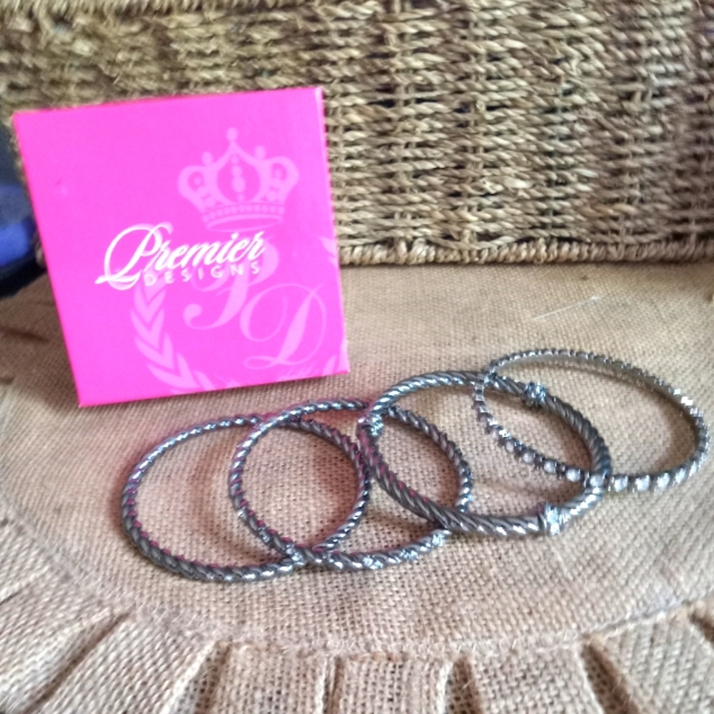 NIB Premier Designs Stackerific set of Bangles